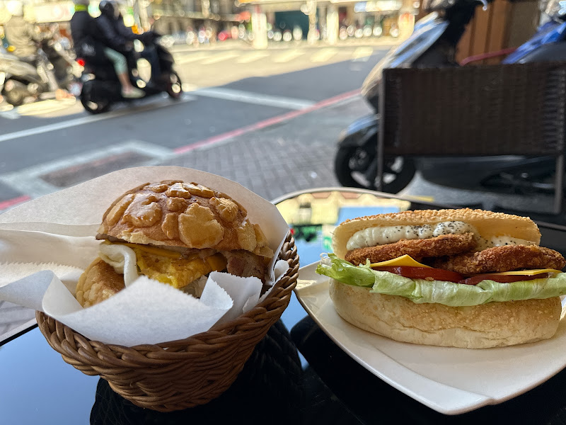 叁食菠蘿包炸雞堡靠窗座位