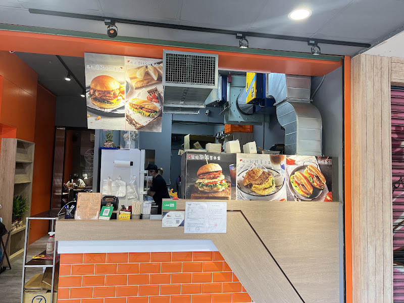 叁食店內吧台橙色磚牆