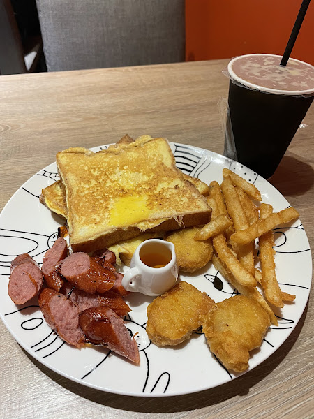 叁食早午餐拼盤：法式土司、德腸、薯餅、薯條