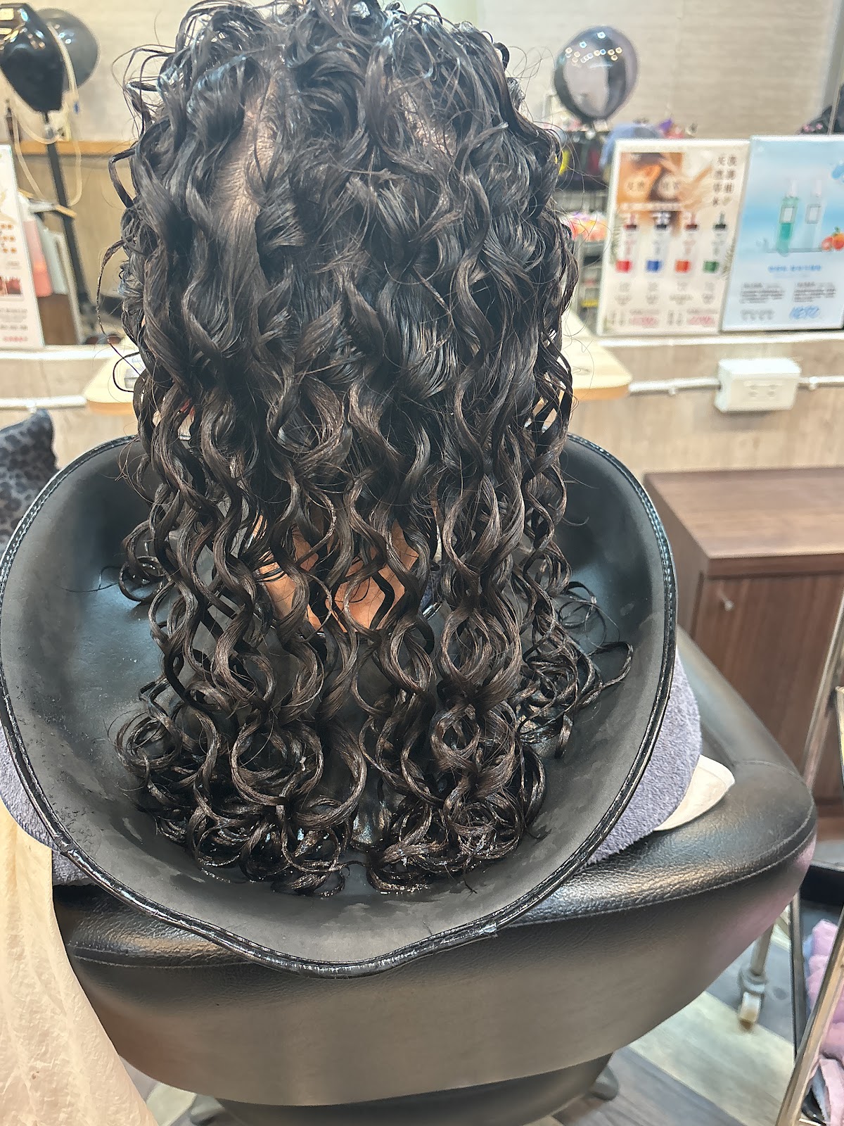 就是愛美 燙髮作品 — 飄逸大捲髮