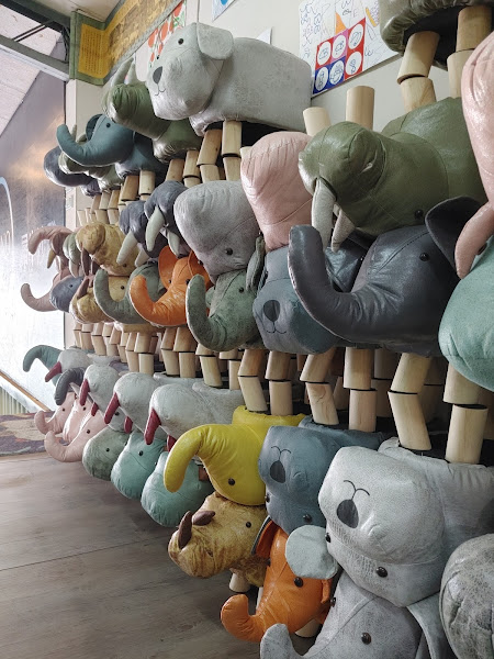 滿牆的動物椅凳